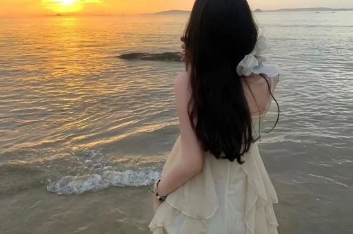 李嘉欣许晋亨合体看演唱会夫妻俩手牵手好甜55岁状态超好