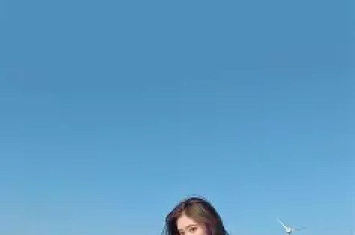 阿 Sa 望向林志玲眼神暗藏深意仿佛藏着锋芒嘴角扬起却笑意不达眼底皮笑肉不笑的微妙神态格外耐人寻味